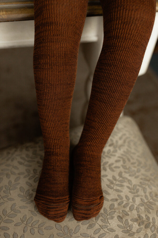 Strumpfhose mit Fuss und Hosenträgern "Footed Cotton Tights - Spicy Chai" – Bild 6