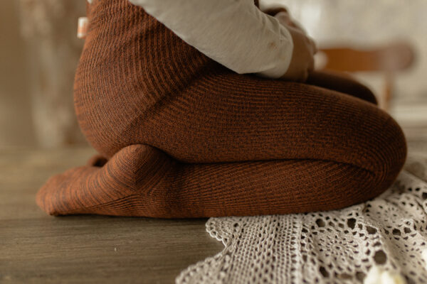 Strumpfhose mit Fuss und Hosenträgern "Footed Cotton Tights - Spicy Chai" – Bild 3
